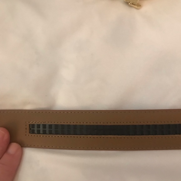Itiezy fashionable tan belt with gold G buckle. NWOT - Picture 5 of 16